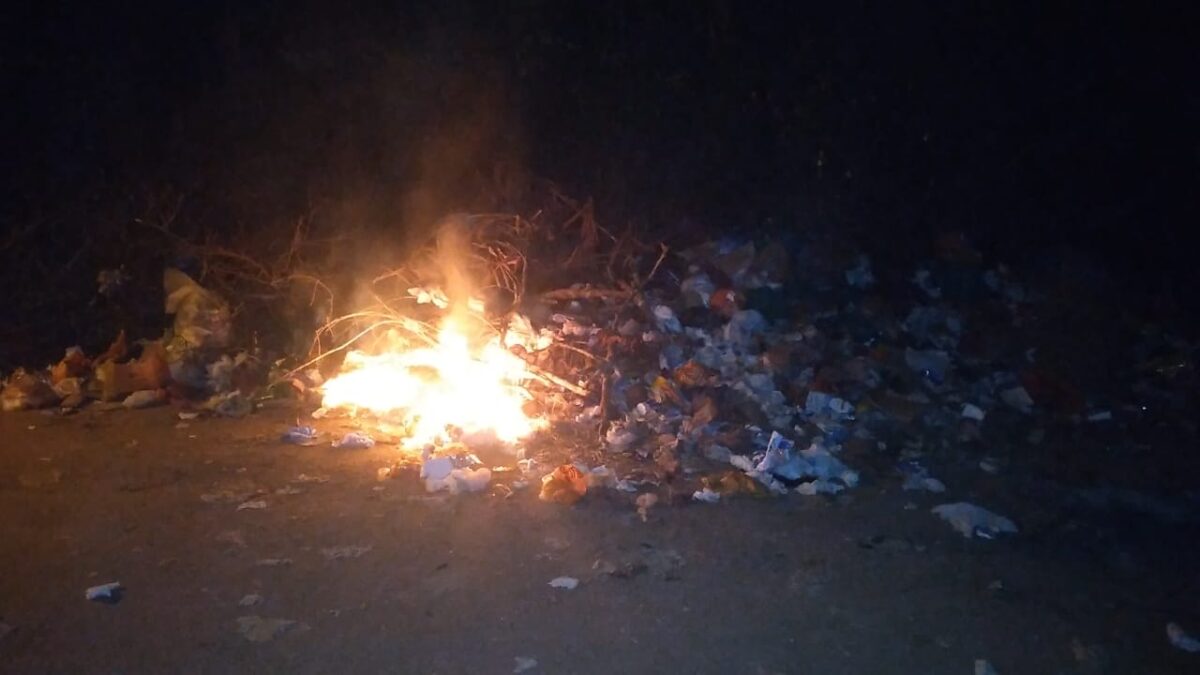 Em rua de Sena moradores revoltados ateiam fogo em lixo após 5 meses sem coleta da SEMSUR