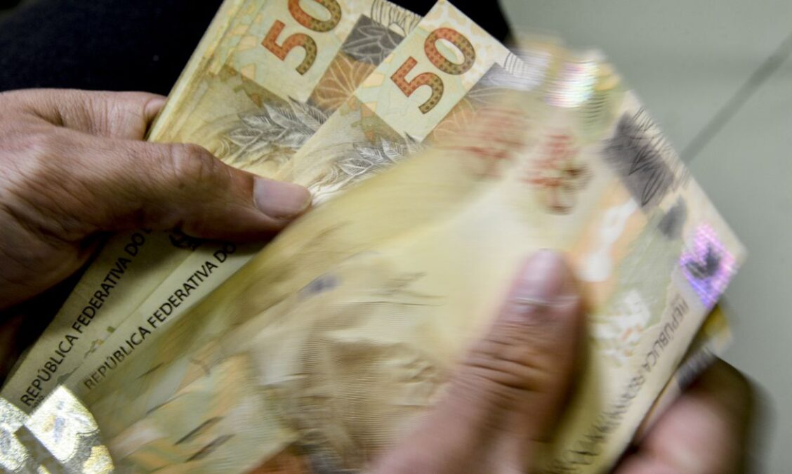 Receita paga restituição do terceiro lote do Imposto de Renda
