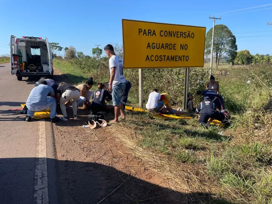 Carro capota com pelo menos 8 pessoas em rodovia no Acre
