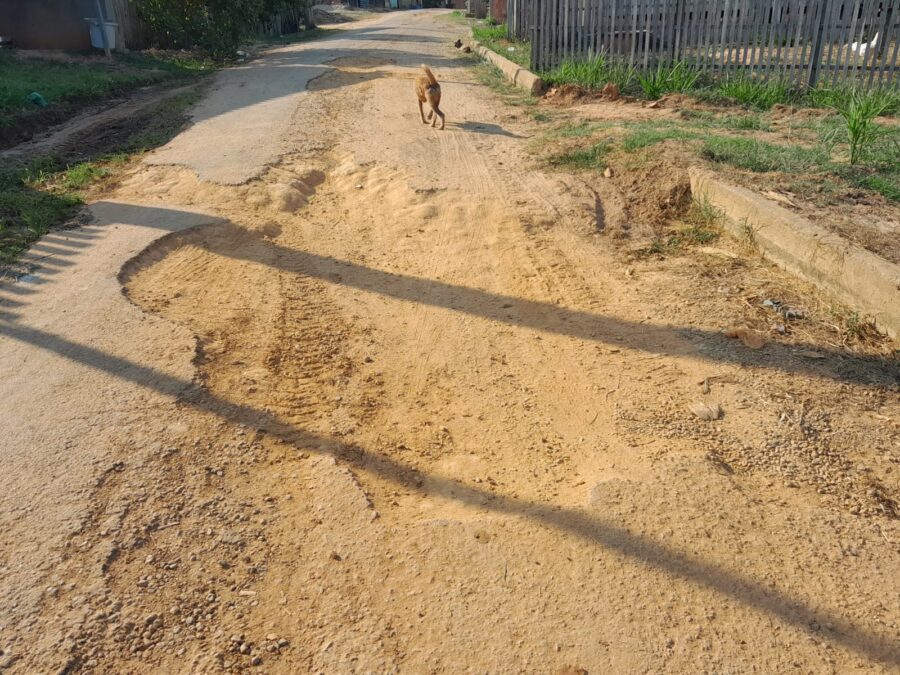 Rua Avestruz, em Sena, está tomada pela buraqueira; Moradores cobram prefeito