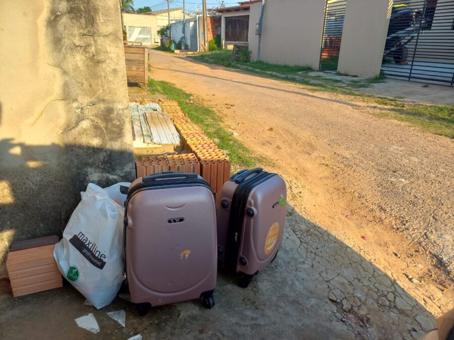 Em Sena, mãe abandona as duas filhas na residência do ex-marido e parte para Rio Branco