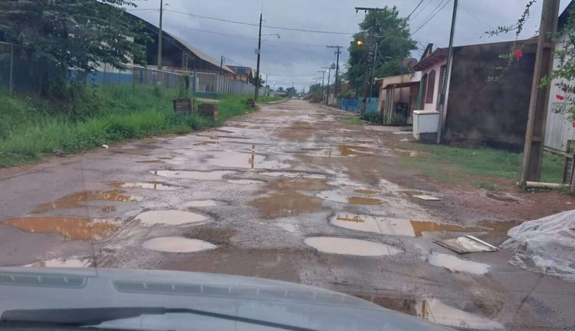 Morador de Sena Madureira envia foto de rua no bairro Vitória que impressiona pela quantidade de buracos