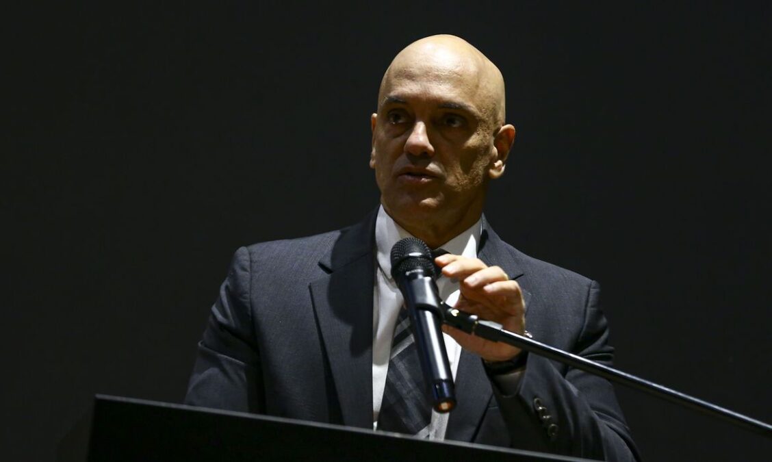 Moraes proíbe qualquer contato de Mauro Cid com Bolsonaro e Michelle