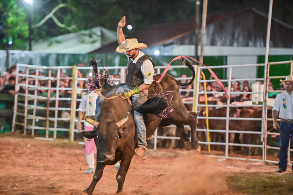 Dez peões se classificam para a última noite de Rodeio na Expoacre