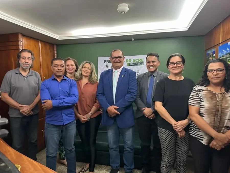 Em Brasília, Tanizio Sá apresenta Elvis Dany, pré-candidato a prefeito de Sena Madureira, aos servidores da AMAC