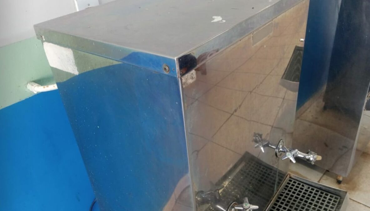 Alunos da escola Santa Juliana em Sena Madureira denunciam água com “gosto de podre” em bebedouro da instituição