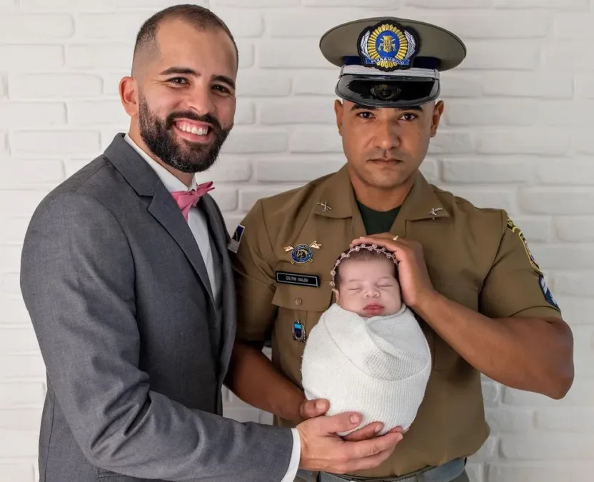 Sargento gay da PM consegue licença-paternidade inédita de 6 meses para cuidar de filha: ‘Mostrei que minha família existe’