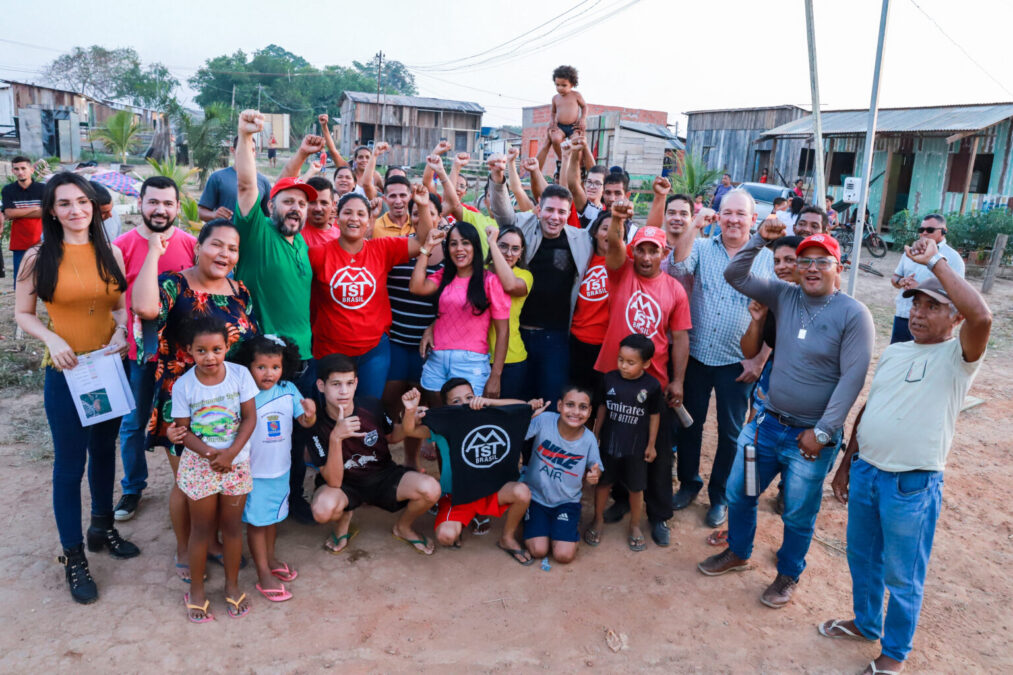 Governador Gladson Cameli leva boas notícias do projeto de habitação para moradores da ocupação Marielle Franco, em Rio Branco