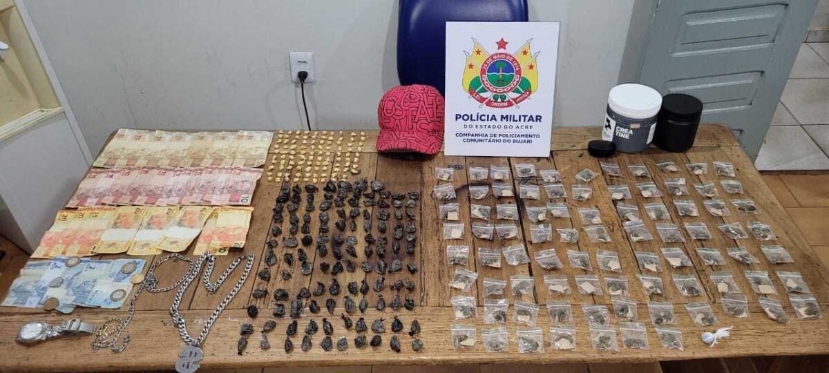 PM e prende homem com grande quantidade de drogas e dinheiro em casa abandonada em Bujari