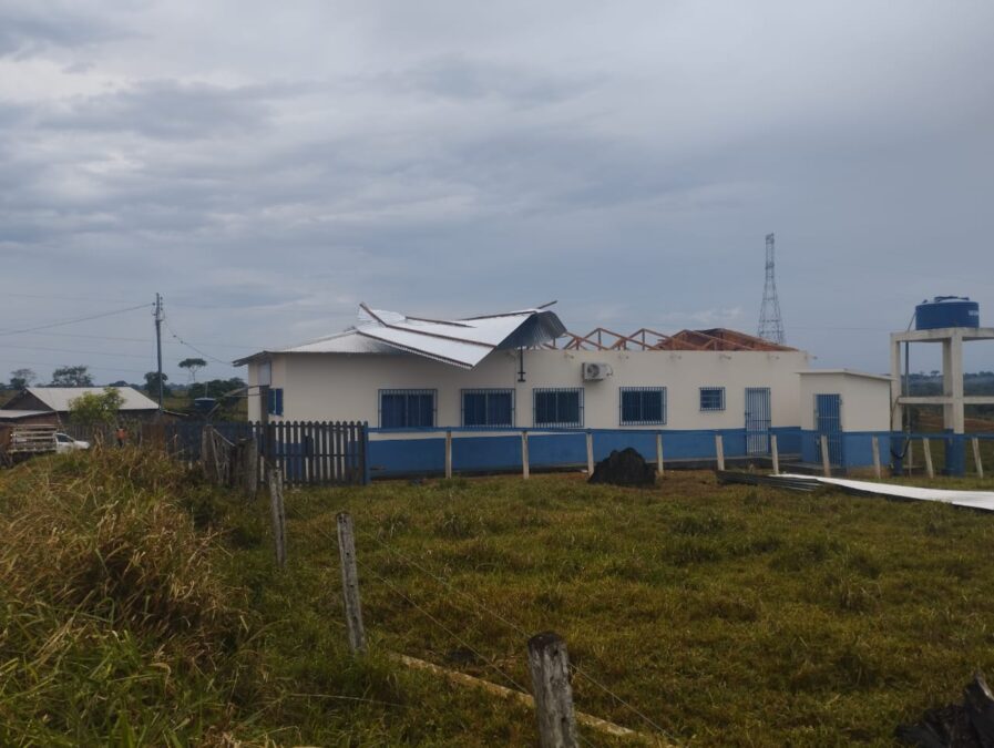 Forte temporal destelha Posto de Saúde do ramal Favo de Mel em Sena Madureira