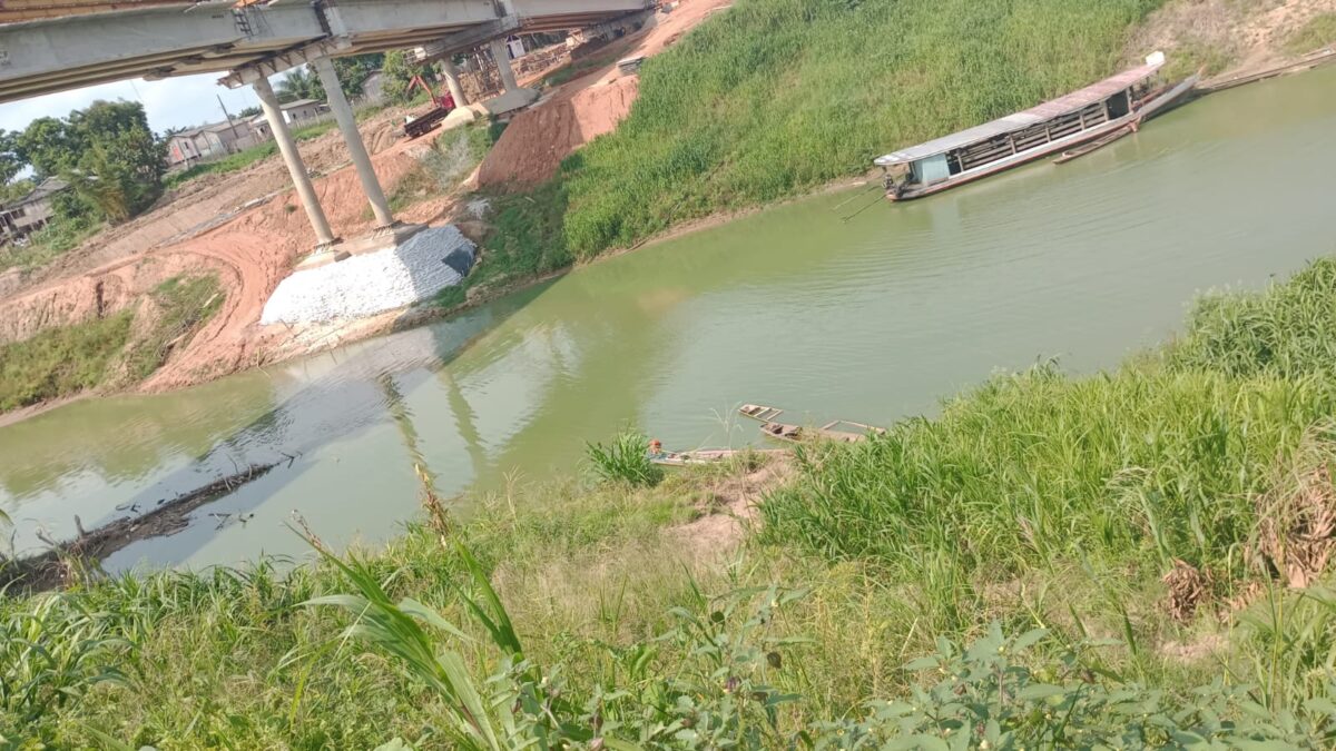 A curiosa coloração verde das águas do rio iaco em Sena Madureira