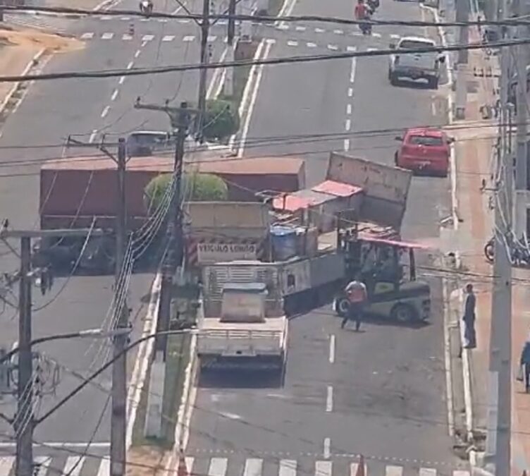 Motorista realiza manobra salvadora para evitar tragédia com carreta bitrem em Cruzeiro do Sul, Acre