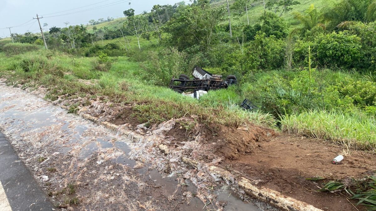 Acidente envolvendo caçamba no sentido Rio Branco-Porto Velho