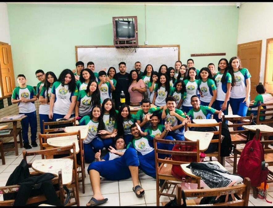 Alunos do 9° ano da Escola Fontenele de Castro, em Sena Madureira, realizam rifa para arrecadar dinheiro para a formatura