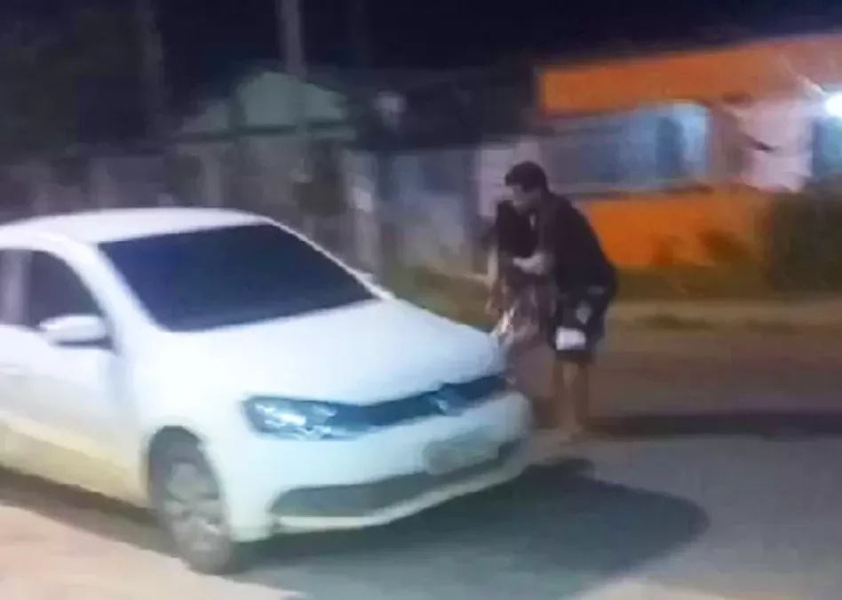 Homem tenta tirar mulher de bar à força e ela acaba indo embora com outro no Juruá