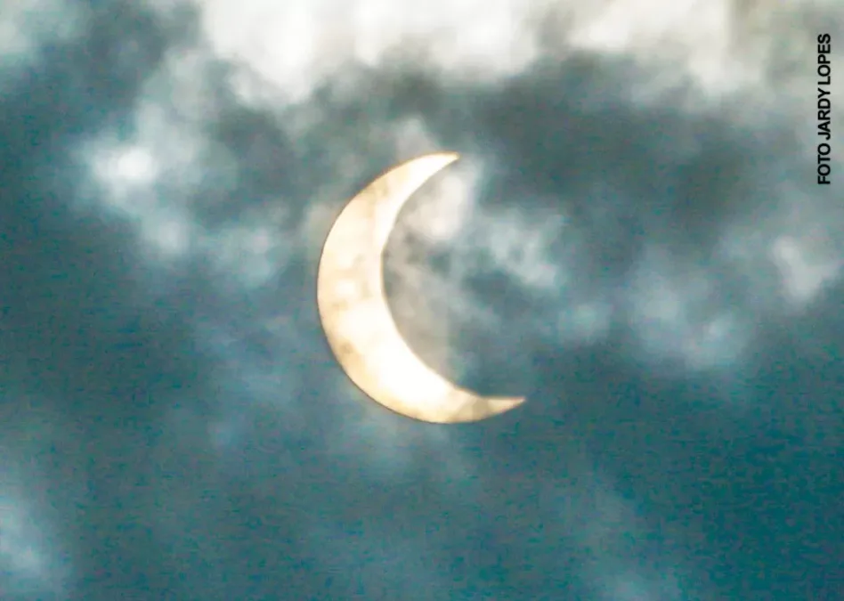 Astronomia: eclipse anular do sol é contemplado entre nuvens no Acre