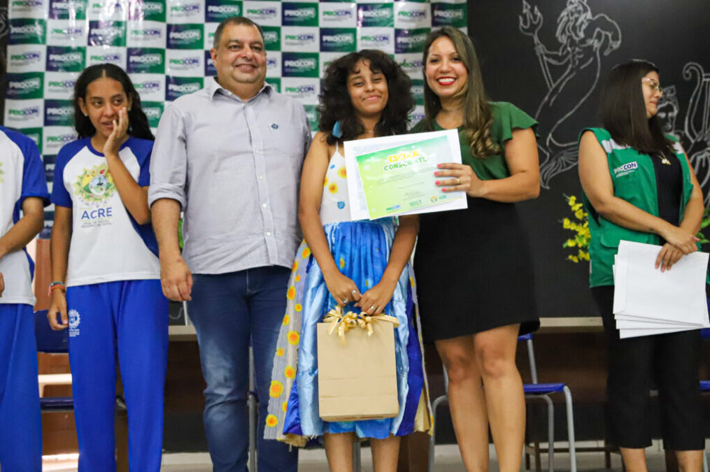 Vestido produzido de retalhos inspirado no quadro de Van Gogh é vencedor do Escola Consciente