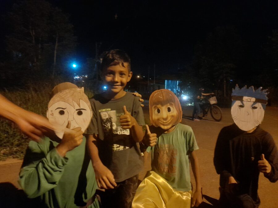 Molecada do Bairro Jardim Primavera em Sena encanta a todos imitando personagens da “Carreta da Alegria” com fantasias criativas