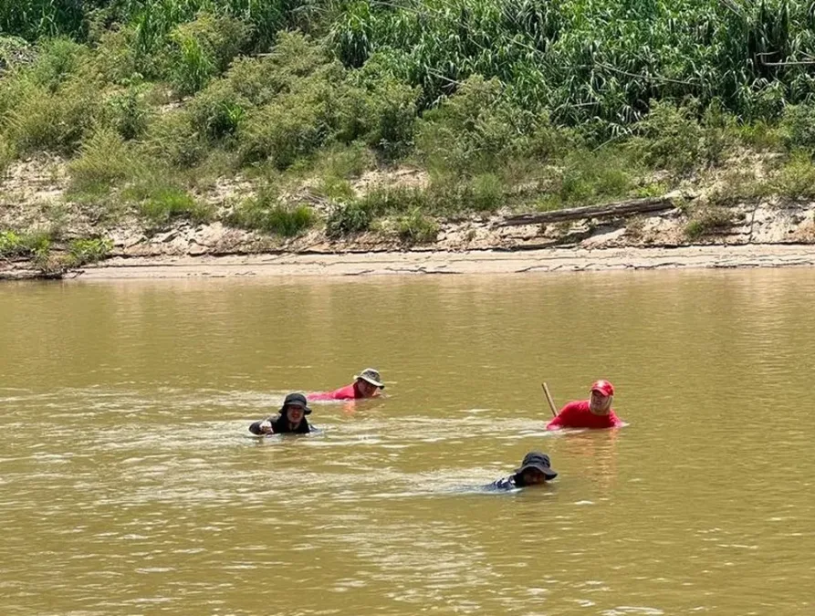 Preso suspeito de matar jovem indica local onde jogou corpo no Rio Acre e bombeiros fazem novas buscas