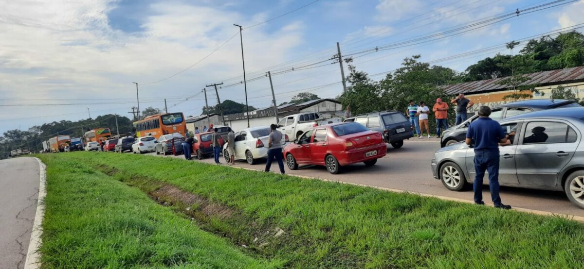 Manifestantes fecham BR-364 próximo à ponte sobre o Igarapé São Francisco em protesto em Rio Branco