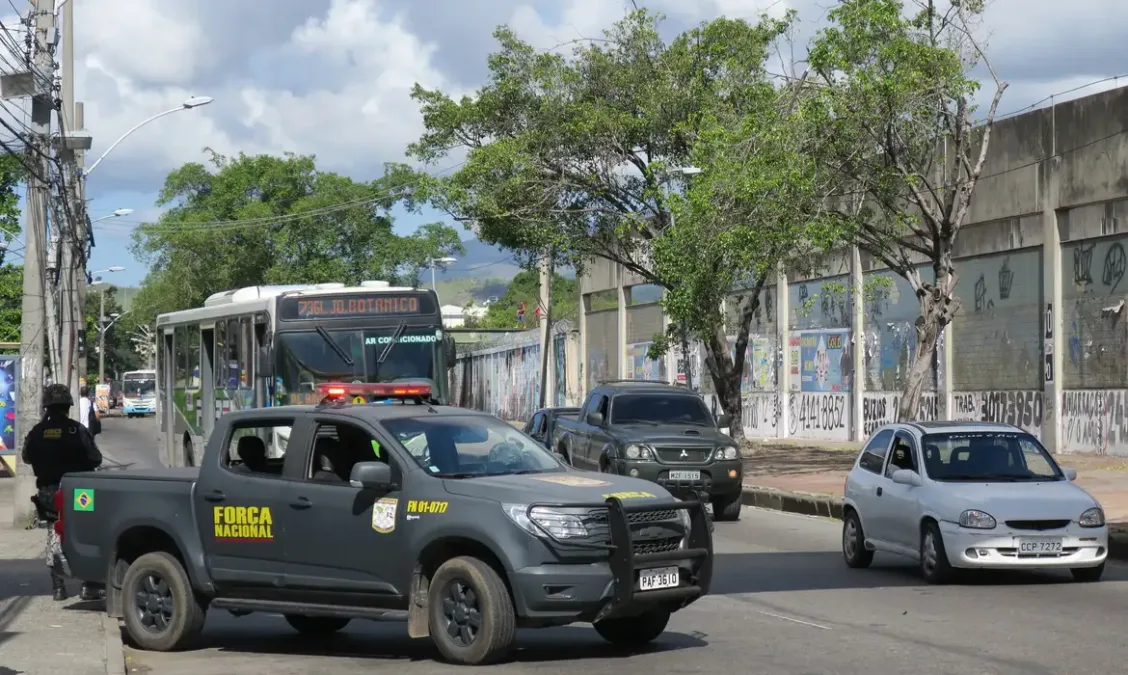 Policiais Militares do Acre são rendidos ao entrarem por engano em favela no RJ