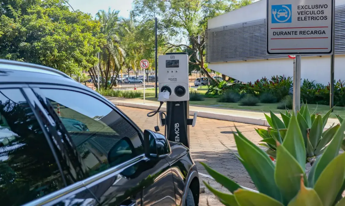 Governo brasileiro anuncia retomada do imposto de importação para carros elétricos a partir de 2024