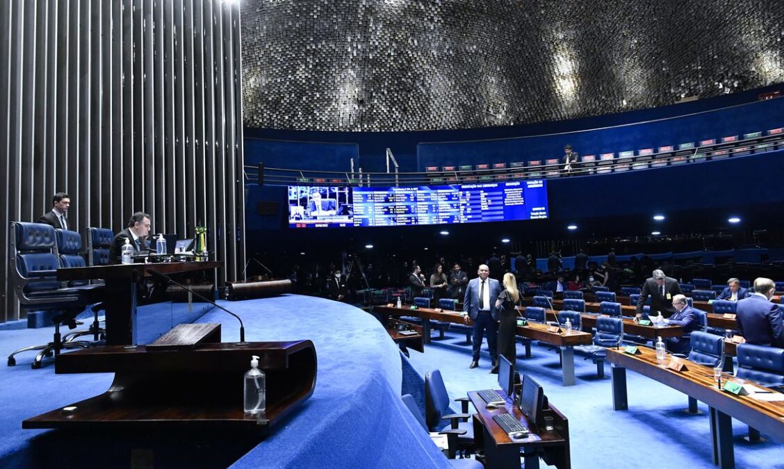 Senado aprova PEC que restringe decisões individuais de ministros do STF
