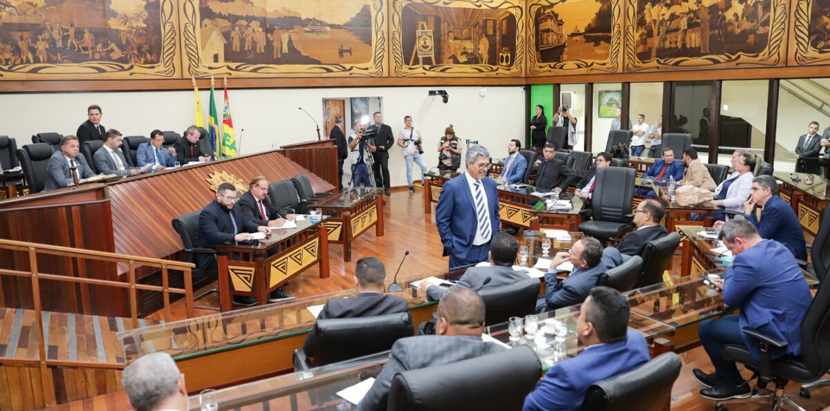 Assembleia Legislativa do Acre recua e transforma Título de Cidadão para Bolsonaro em Moção de Aplausos