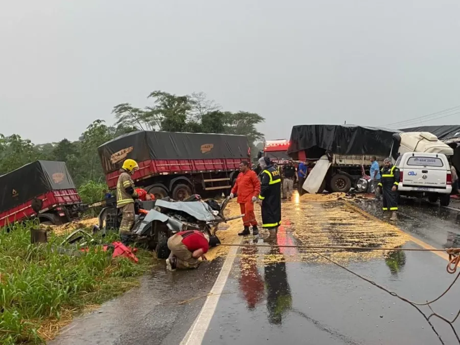Grave acidente com uma pessoa morta e uma criança desaparecida interdita BR-364