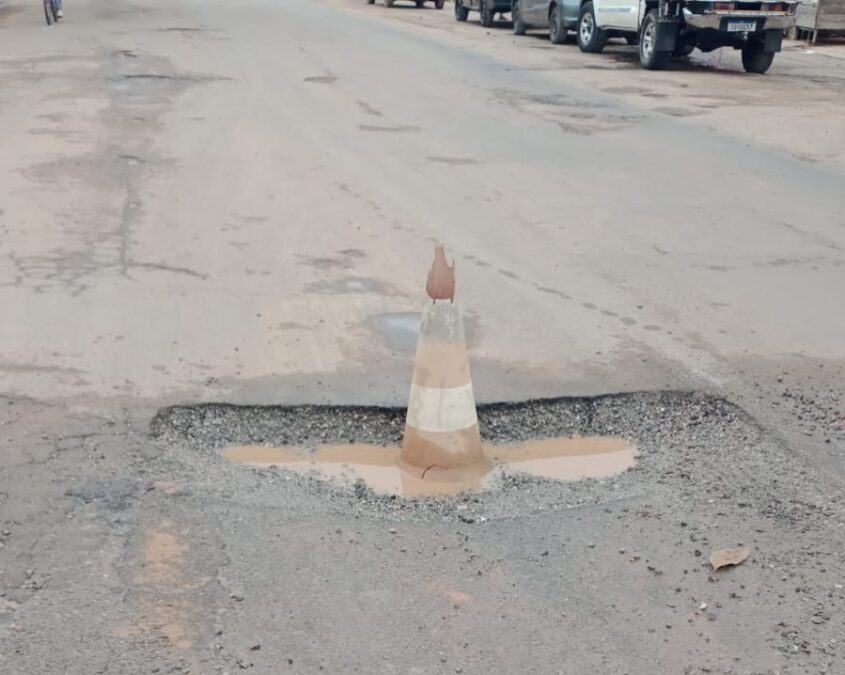 Buracos na Av. Brasil voltam a preocupar motoristas e pedestres em Sena Madureira