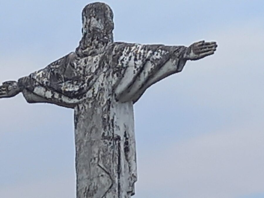 SENA: Suja e sem pintura, maior estátua do Cristo Redentor no Acre continua abandonada mesmo após alerta em 2021