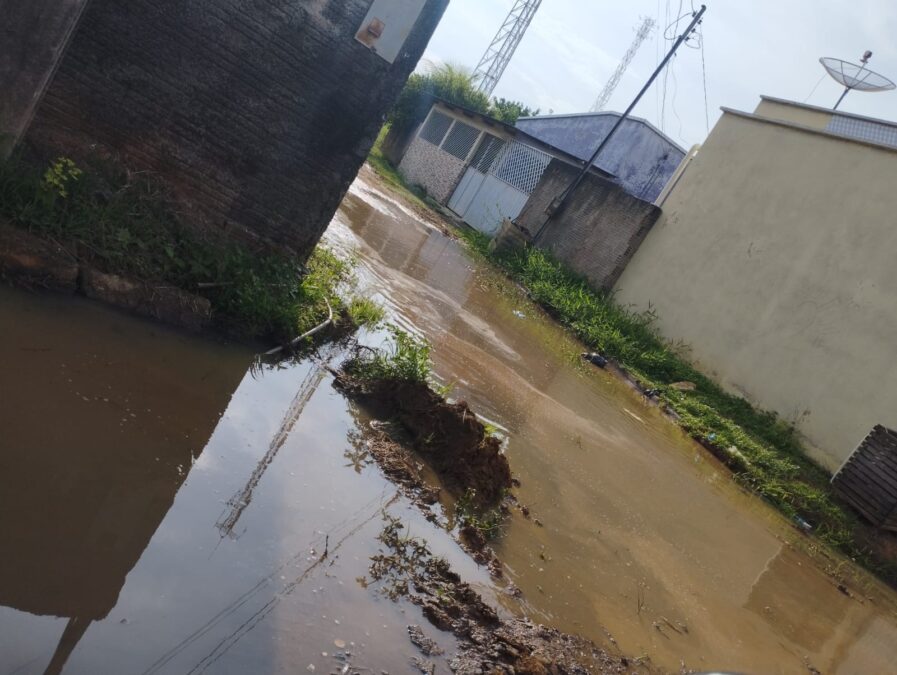 Moradora denuncia alagamentos recorrentes na Rua São Paulo, Jardim Primavera, Sena Madureira