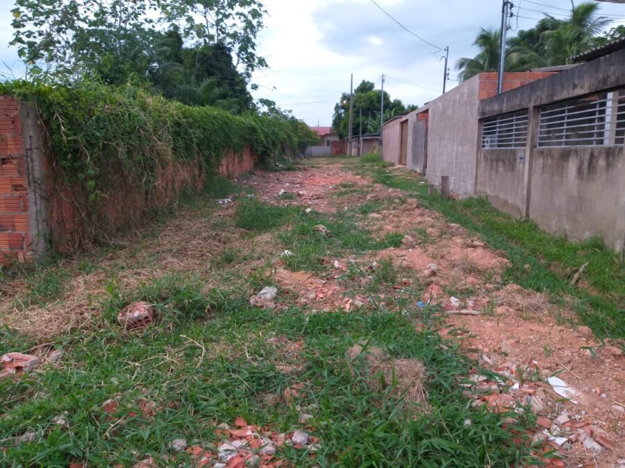 Sem iluminação, pavimentação e esgoto, moradores da rua Caeté, no bairro Jardim Primavera em Sena, reivindicam melhorias
