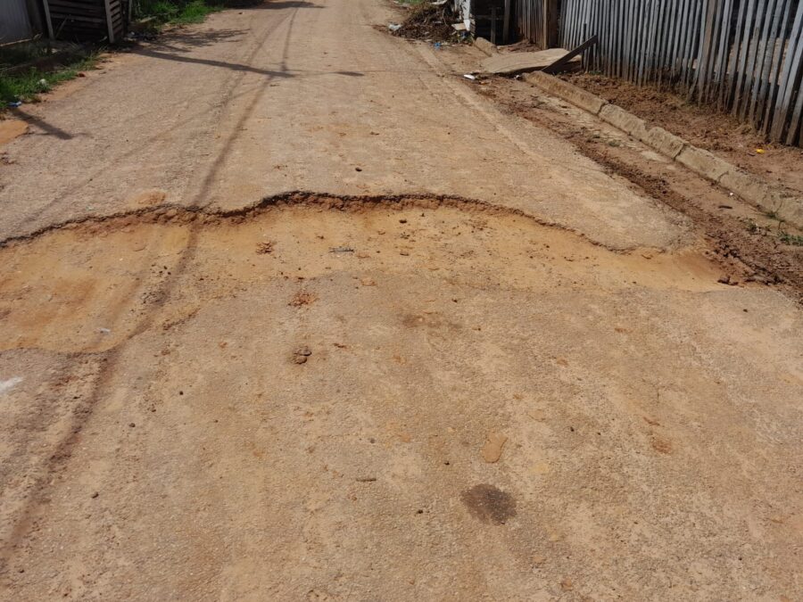 Tá um caos! Moradores da Rua Avestruz, em Sena, reclamam da buraqueira
