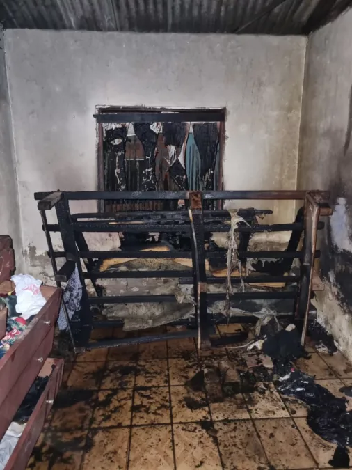 Incêndio em residência no bairro João Alves em Cruzeiro do Sul é rapidamente controlado pelo corpo de Bombeiros