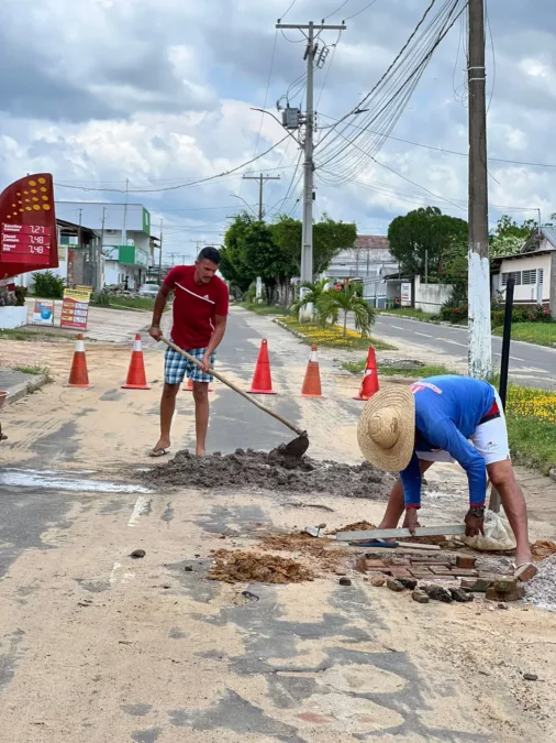 Moradores de Mâncio Lima realizam mutirão para tapar buracos na rua principal do bairro São Francisco
