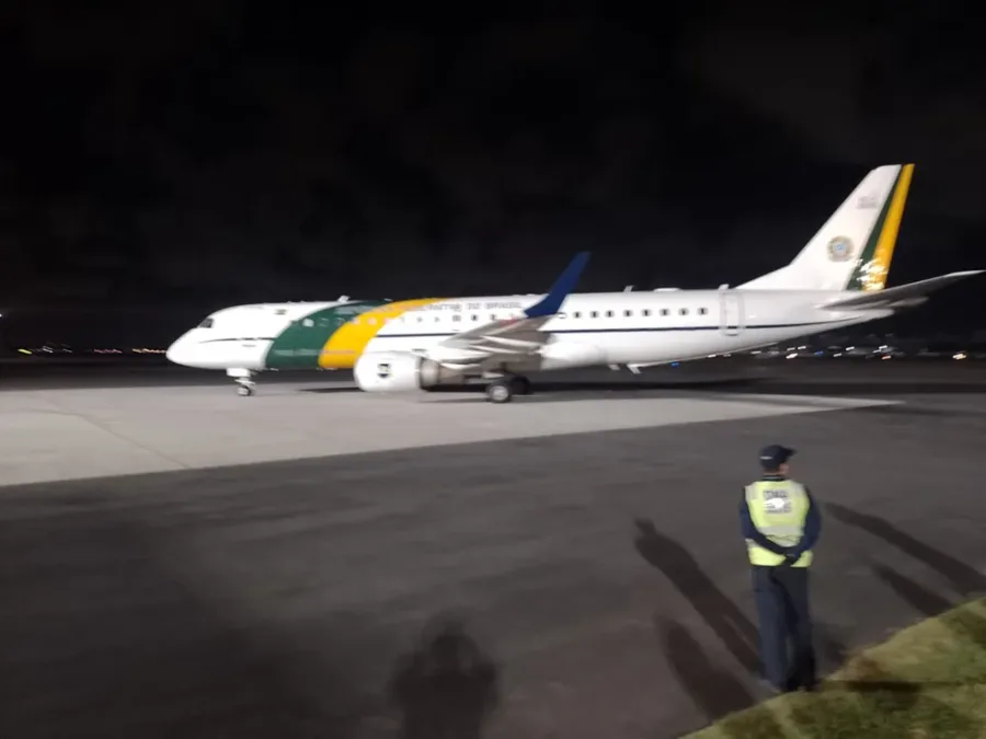 Avião da FAB com 32 pessoas resgatadas da Faixa de Gaza chega ao Brasil