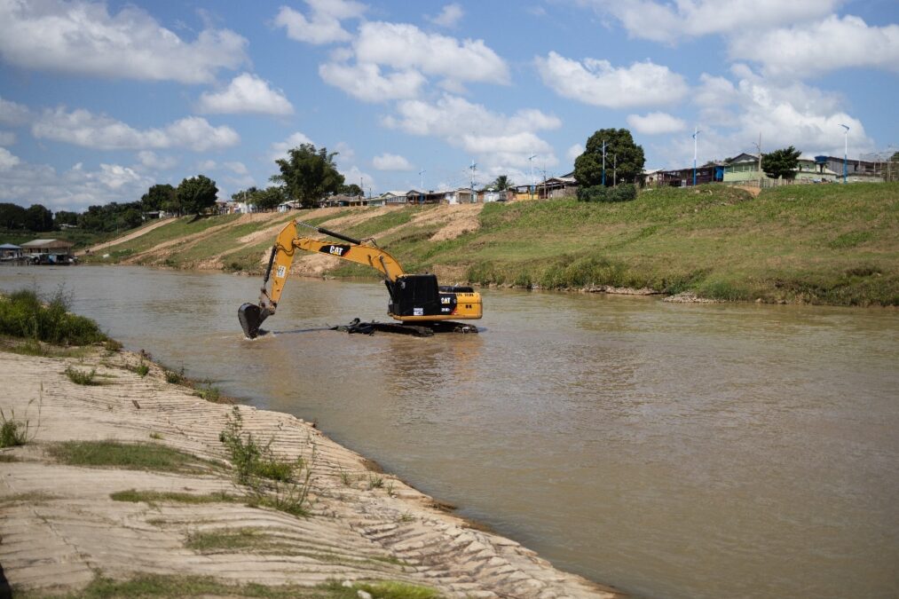 Mais de 200 toneladas de lixo já foram retiradas durante mutirão de limpeza do Rio Acre