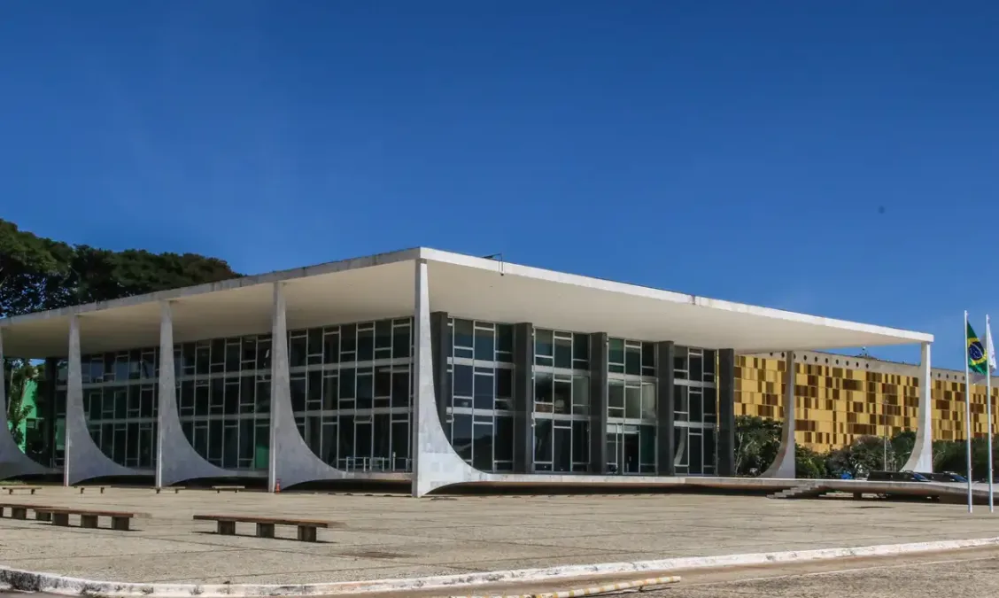 Tribunal mantém pagamento de pensões a ex-governadores no Acre, contrariando decisões anteriores do STF