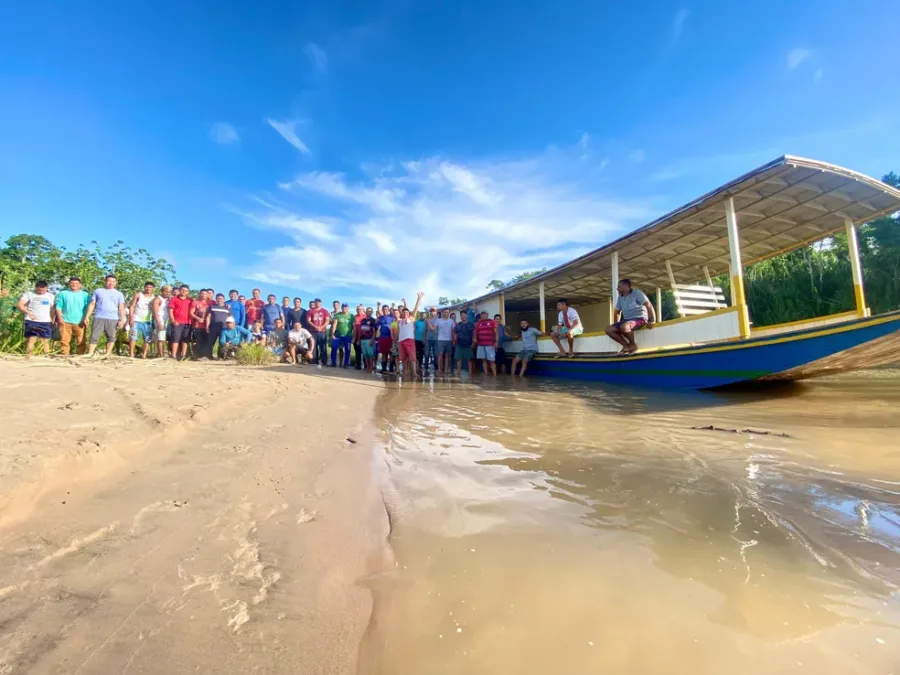 Comunidade se une para ajudar freteiro a lançar nova balsa no Rio Tarauacá