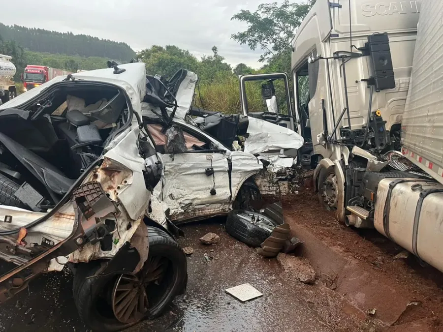 Médica a caminho do plantão morre após bater carro em caminhão na BR-153