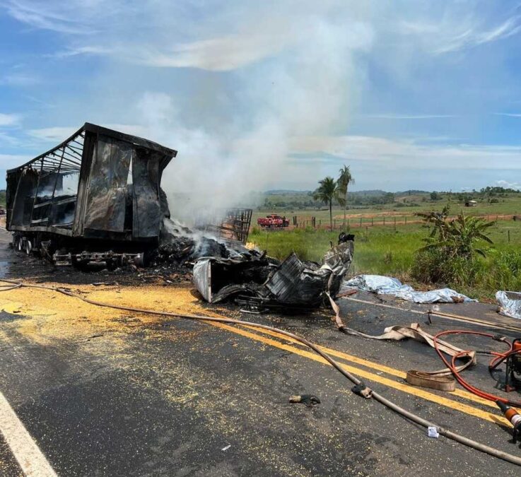 Três pessoas morrem em acidente e veículo pega fogo na BR-364