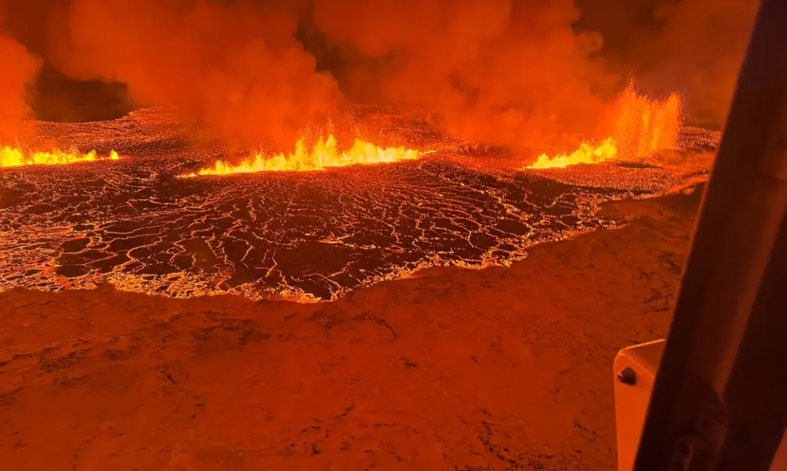 Vulcão Reykjanes na Islândia entra em erupção após semanas de atividade sísmica