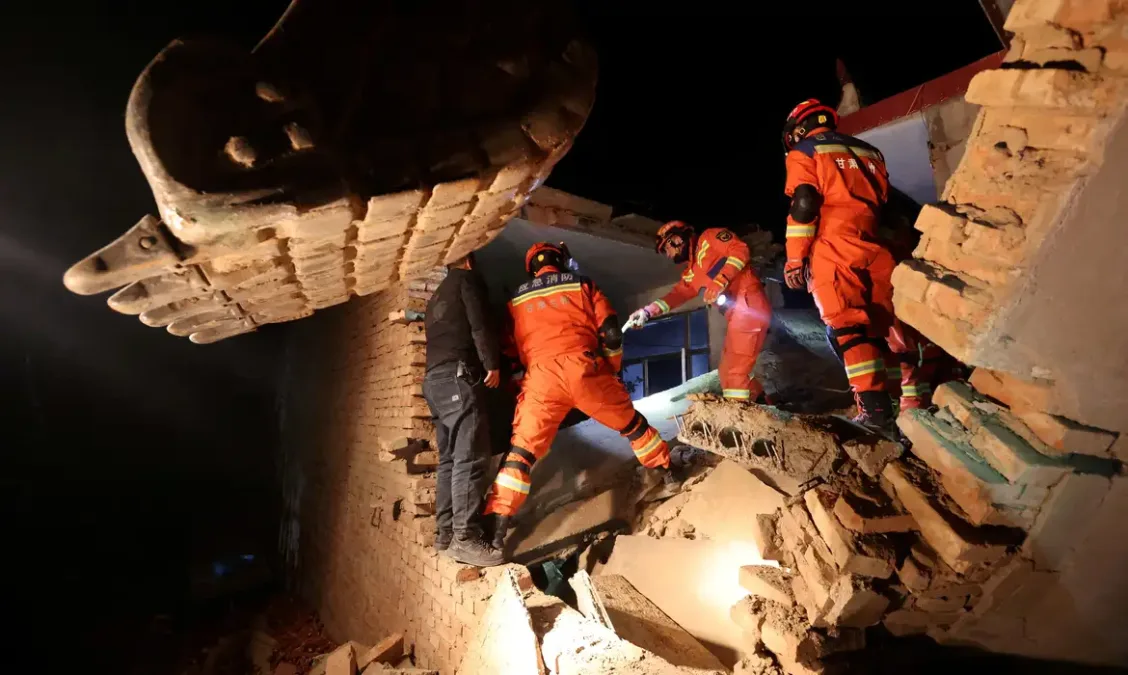Terremoto de magnitude 6,2 na China deixa mais de 100 mortos e vilarejos desabam