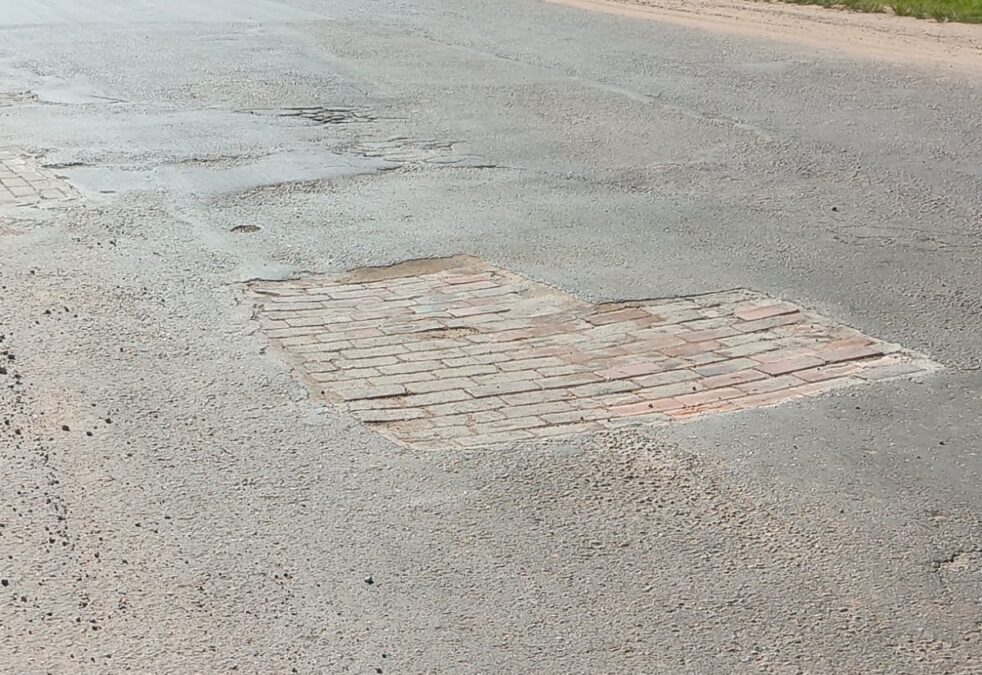 Tijolos tapam buracos em avenida de Sena Madureira, apesar do município possuir usina de asfalto