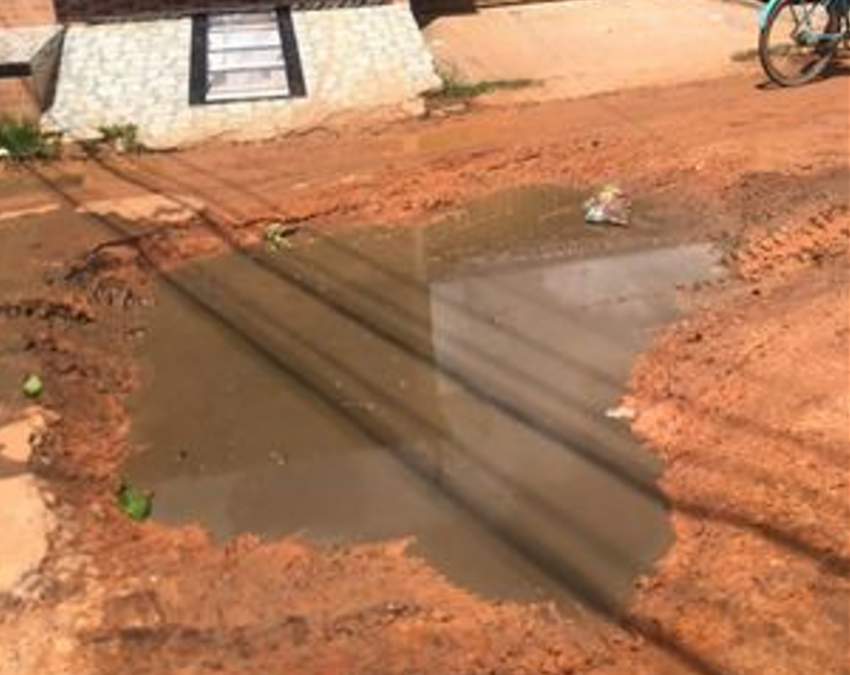 Moradora de Sena Madureira denuncia perigo de dengue devido a buraco ignorado