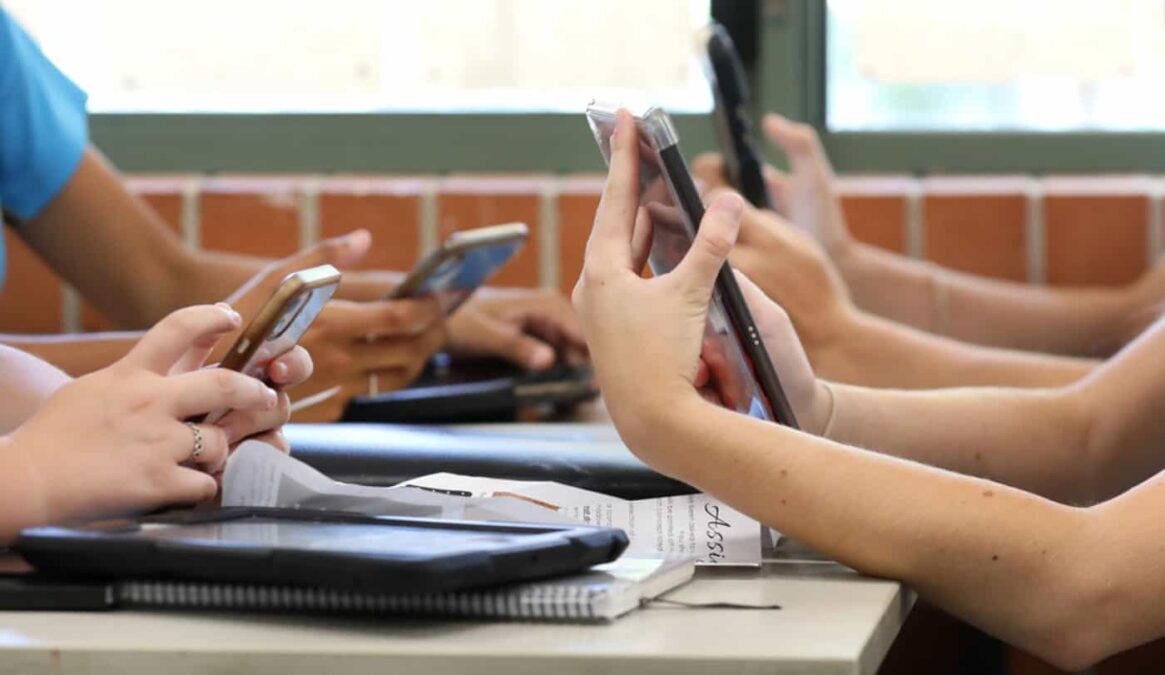 Uso excessivo de dispositivos digitais impacta desempenho dos alunos, revela Pisa