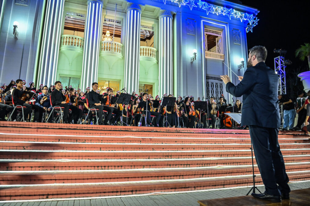 Governo do Acre inicia festividades natalinas com cantata e iluminação do palácio Rio Branco
