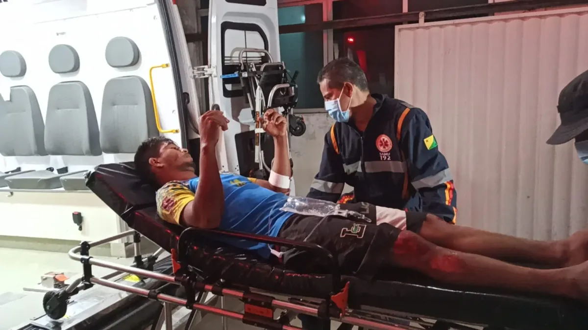 Acidente na estrada do calafate: caminhonete colide contra moto deixando dois feridos