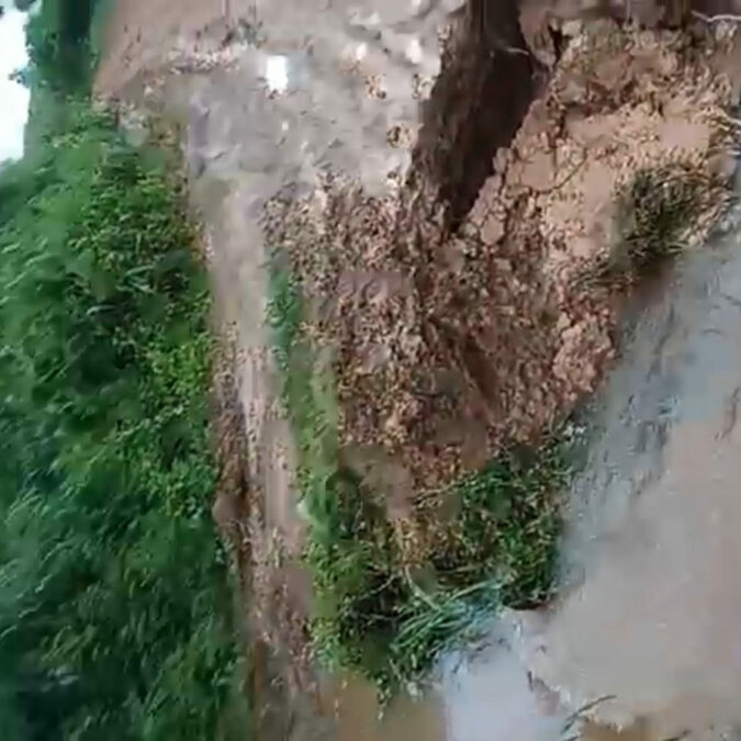 Rompimento de barragem no ramal do 20 isola moradores em Sena Madureira